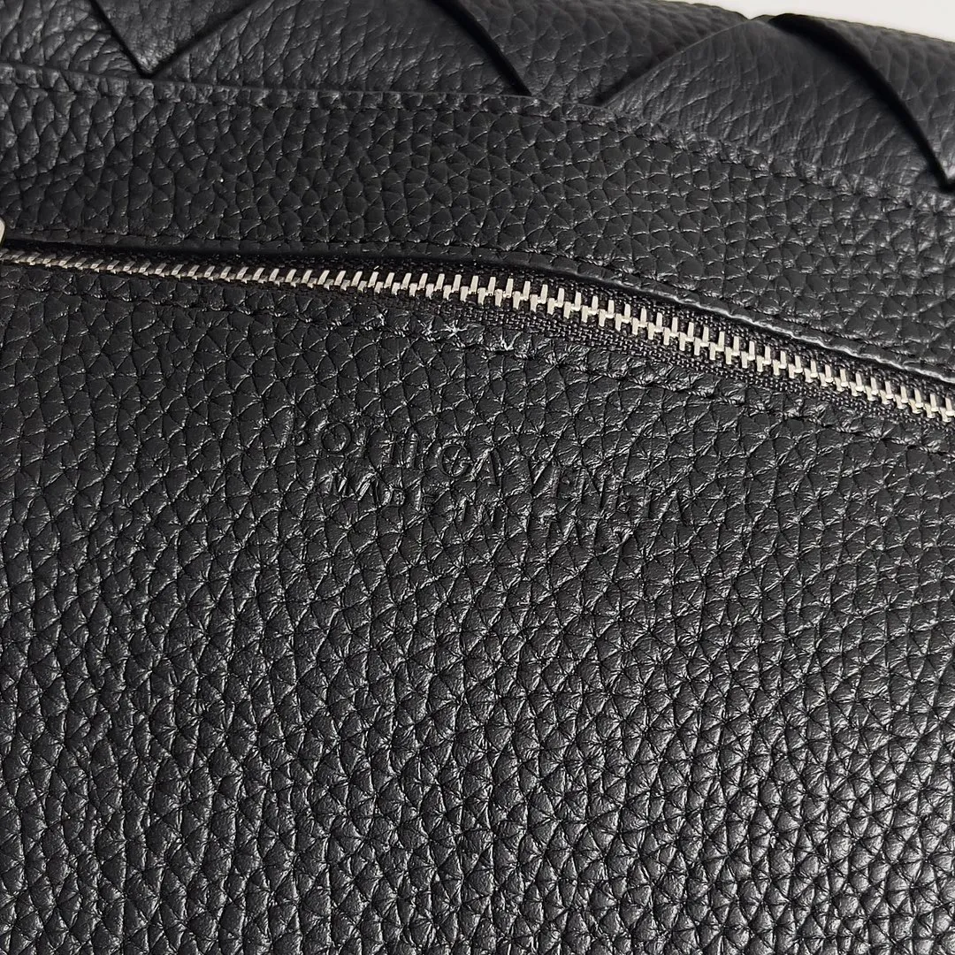 Batch 1860 BOTTEGA VENETA new Diago crossbody bag The diagonally built dynamic silhouette shows unique ingenuity. As a member of the B family's early autumn series, it uses the highest quality calfskin. The entire bag is softer, thicker and heavier, and durable. It is equipped with an adjustable strap. The texture of the 3cm wide leather strap is very similar to the litchi pattern. It is slightly stiffer than the litchi pattern. It is low-key, luxurious and full of connotation. It is refreshing and comfortable to match the upper body. Hu Yitian was also successfully captured by it. Style number: 795637 Size: 22.5*16.5*5.5cm